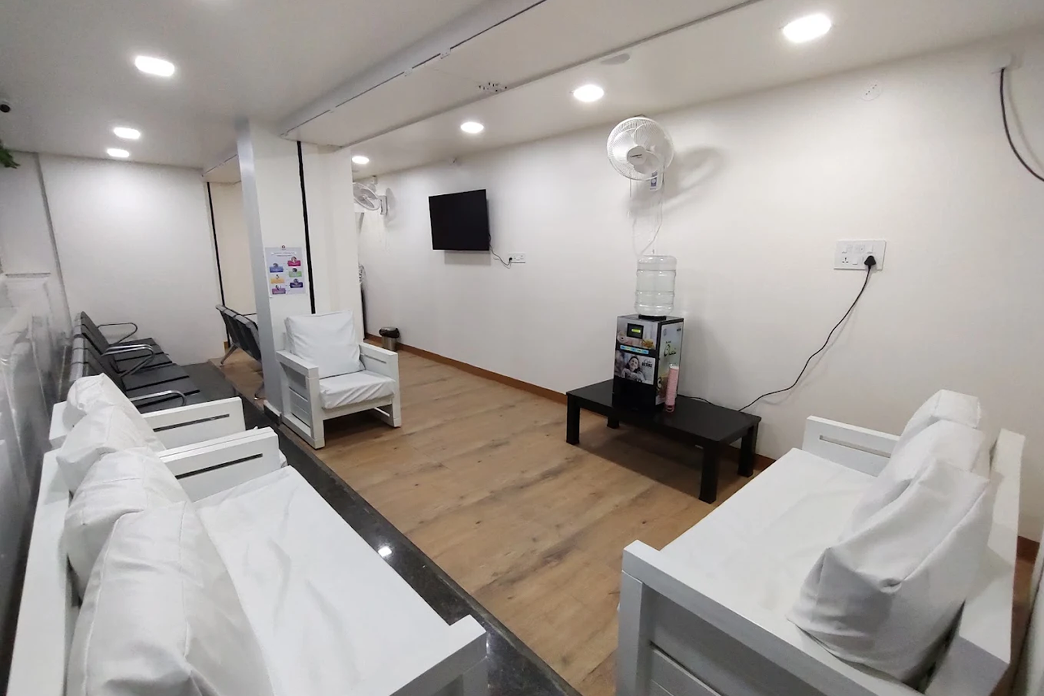 Wide facility waiting and recovery lounge